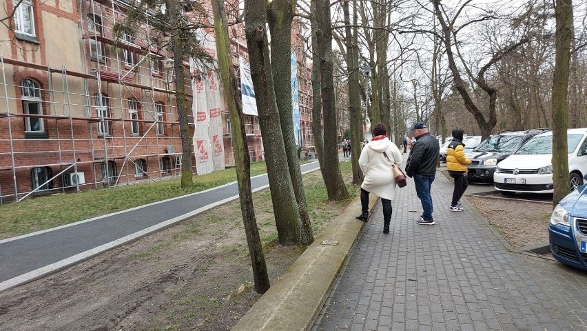 Obecnie wejście do szpitalnych budynków w Zielonej Górze...