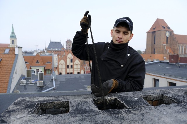 - Kominiarz nie może się bać ubrudzić, nie mieć lęku wysokości i być gotowy na różne wyzwania - mówi Ernest Sołtys, kominiarz z Torunia, którego podejrzeliśmy podczas pracy na dachach starówki.
