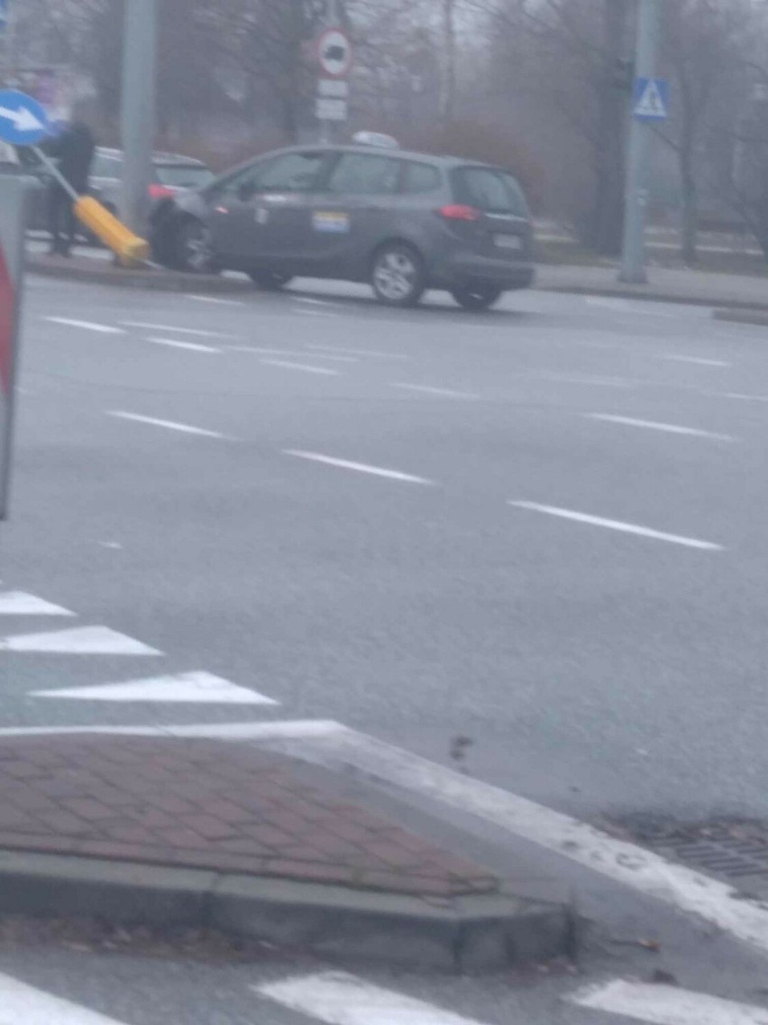 Wypadek na skrzyżowaniu w centrum Radomia. Samochód osobowy uderzył w znak drogowy