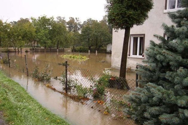 Mieszkańcy wsi mają w okół domów wodę