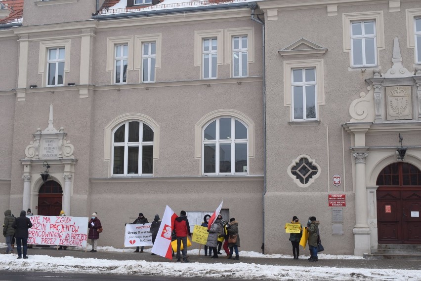 ZOL Gniezno. Rodziny i pracownicy protestowali pod Urzędem Miejskim i starostwem