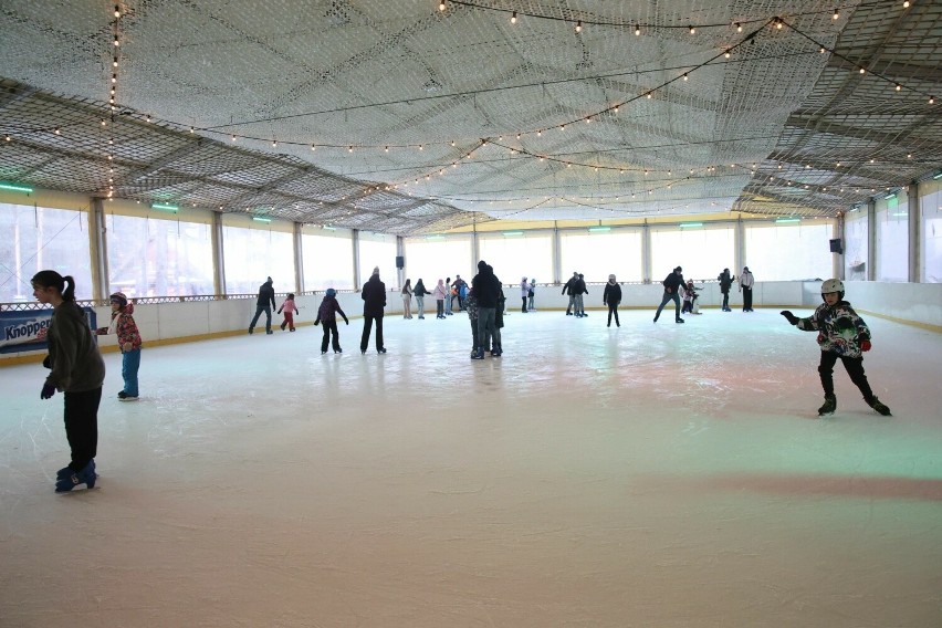 Łyżwiarskie szaleństwo na lodowisku w Kielcach. Mnóstwo osób spędzało czas na Stadionie