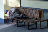 Bezdomni niemile widziani na Dworcu Wschodnim