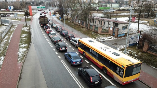 Na ulicy Olszewskiego autobusy muszą stać w korkach na ...buspasie.