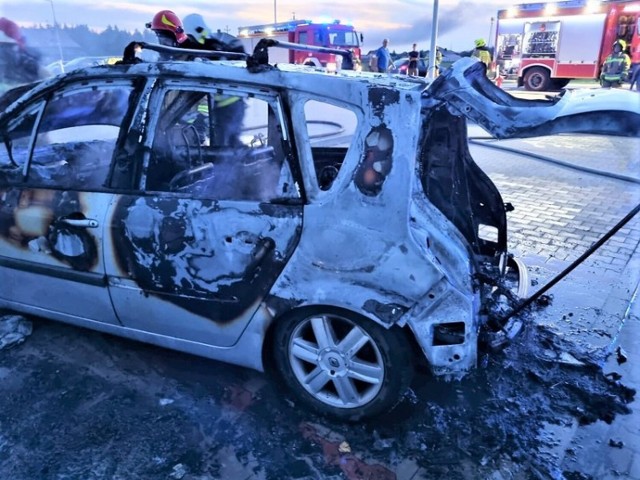 Wieczorem w czwartek spłonął samochód w Świeciechowie. Przyczyną pożaru było zwarcie instalacji elektrycznej w komorze silnika.