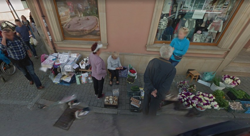 Mieszkańcy Wadowic poszli na zakupy. Przyłapały ich kamery Google Street View. Zobaczcie ZDJĘCIA