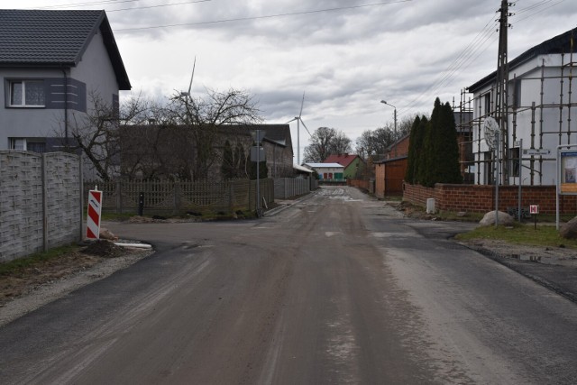 Wykonana została jedna warstwa asfaltu na odcinku od drogi wojewódzkiej do sali wiejskiej