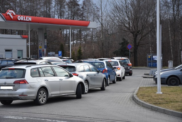 Stacje benzynowe od czwartkowego wieczoru są oblegane przez kierowców. W piątkowy (25 lutego) poranek kolejka aut ustawiła się wciąż do dystrybutorów m.in. na stacji paliw przy ul. Krakowskiej w Tarnowie