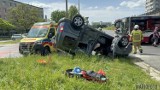 Samochód dachował na rondzie w Opolu. Nieoficjalnie: kierowca wymusił pierwszeństwo na autobusie MZK 