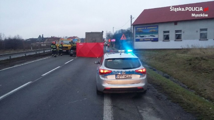 Siedlec Duży: Tragiczny wypadek na DK1. Zderzenie osobówki z ciężarówką, jedna osoba nie żyje