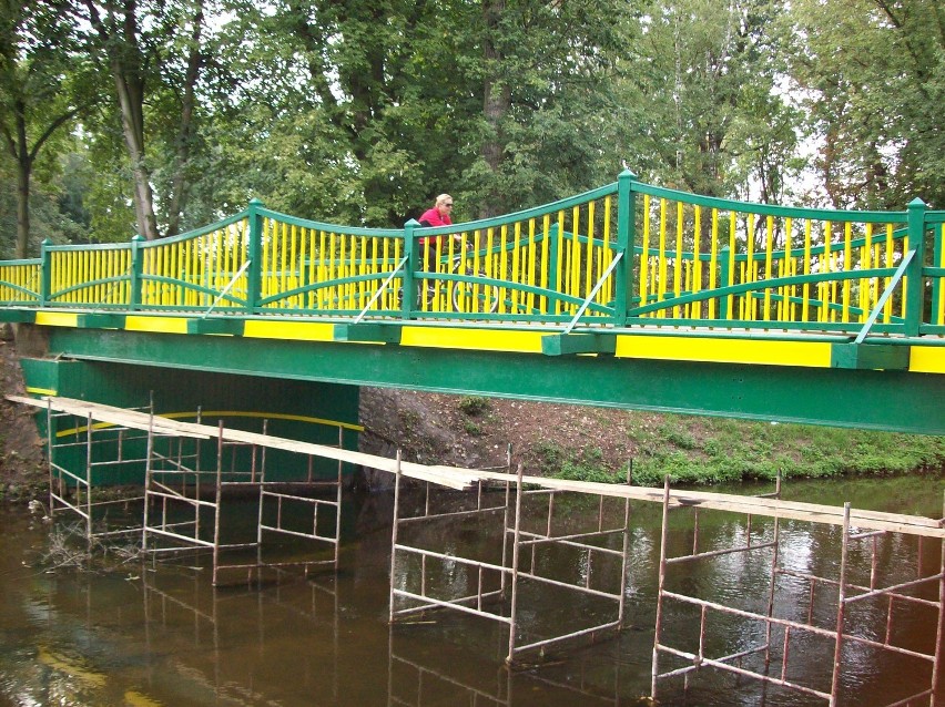 Rawa: remont mostu w parku