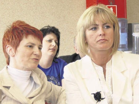 Beata Jacyszyn (z prawej) i Jolanta Pietrus przyglądały się głosowaniu z widowni