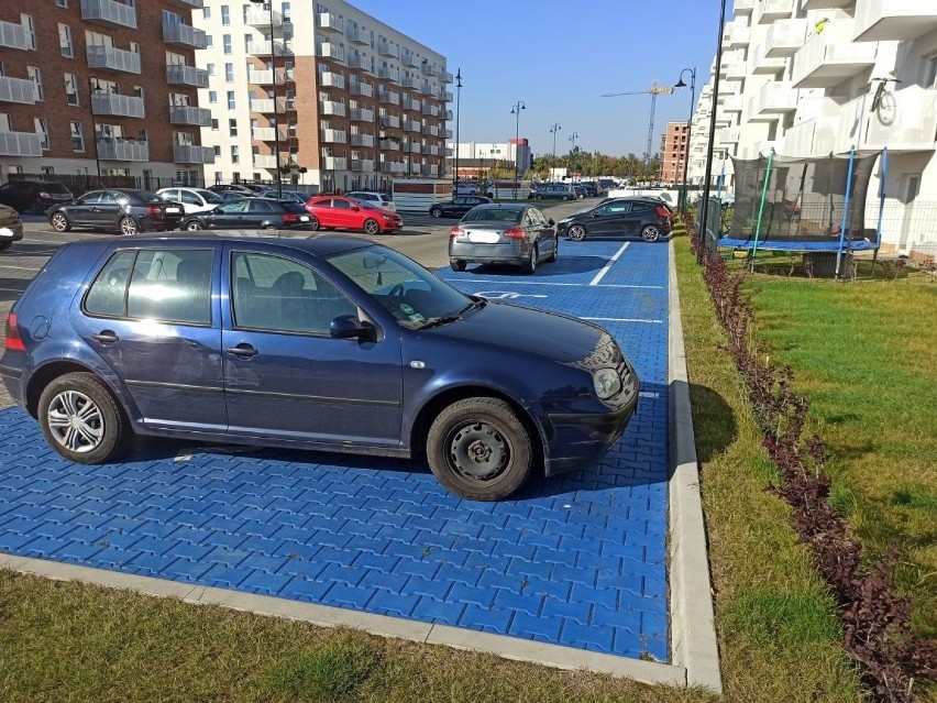 Miejsca parkingowe przeznaczone dla osób niepełnosprawnych i...
