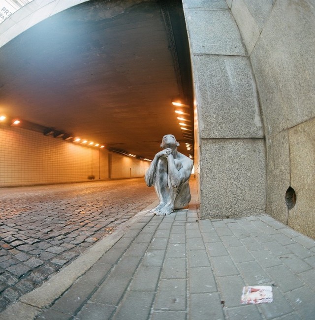 Tajemnicza rzeźba w centrum Warszawy. "Miejski gołąb, uciekinier, uchodźca" [ZDJĘCIA]