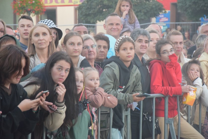 Natalia Szroeder na scenie głównej Święta Kwiatów, Owoców i Warzyw w Skierniewicach 