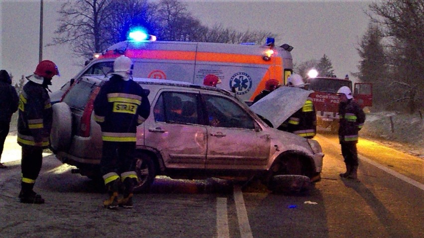 Wypadek na drodze krajowej nr 19 na trasie Kraśnik - Lublin. Dachowała honda (ZDJĘCIA)