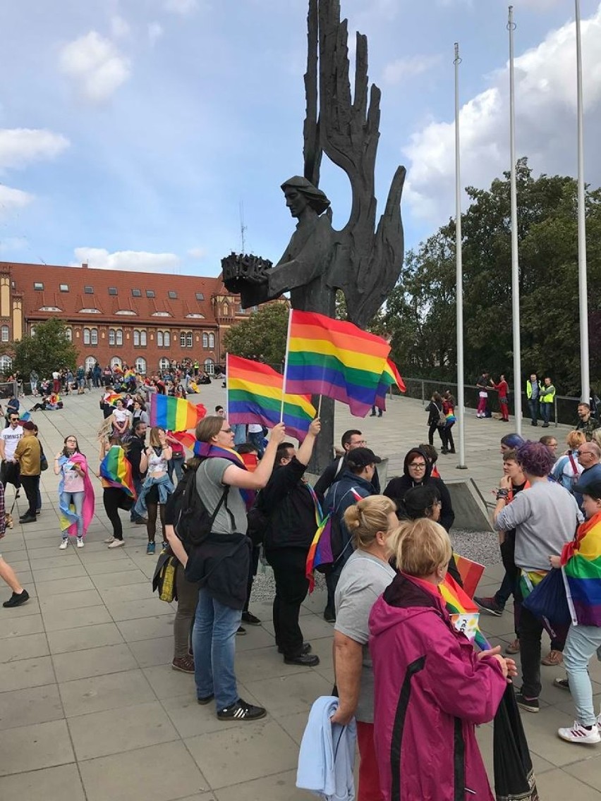 Ruszył I Marsz Równości w Szczecinie [ZDJĘCIA, WIDEO]