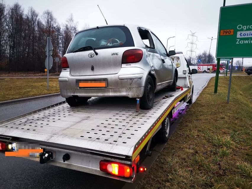 Zderzenie osobówki z samochodem wojskowym w Dąbrowie Górniczej [ZDJĘCIA]. Kobieta została przewieziona do szpitala