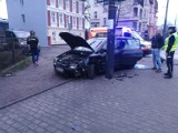 Wypadek na ul. Jagiellońskiej w Bydgoszczy. Kierowca uderzył w znak drogowy [zdjęcia]