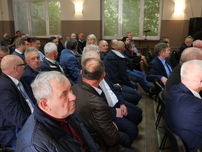 Wicepremier Henryk Kowalczyk zasypany pytaniami przez rolników w Gołańczy. Z prośbą o pomoc do niego zwrócił się nawet burmistrz