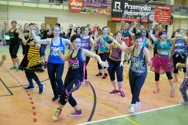 W niedzielę w Medyczno-Społecznym Centrum Kształcenia Zawodowego i Ustawicznego w Przemyślu, odbył się karnawałowy charytatywny maraton zumba kids i zumba fitness.

Pieniądze zebrane podczas imprezy przeznaczone zostaną na organizację wakacyjnych wyjazdów dla podopiecznych Specjalnego Ośrodka Szkolno-Wychowawczego Nr 1 w Przemyślu. 
-&nbsp;Zebraliśmy w sumie 3800 zł ze sprzedaży cegiełek. Na samym maratonie wszystkich osób które przewinęły się przez 4 godziny eventu było w sumie około 450 może i nawet 500 osób. Jestem dumna i szczęśliwa że uczestnicy rejonu naszego województwa podkarpackiego tak pięknie połączyli się by wesprzeć naszą akcję - napisała na portalu społecznościowym Katarzyna Kubicka, instruktor zumba fitness, organizator maratonu.

Zobacz także: Karolina Berezowska jedną z 5 najlepszych instruktorek zumby na świecie
