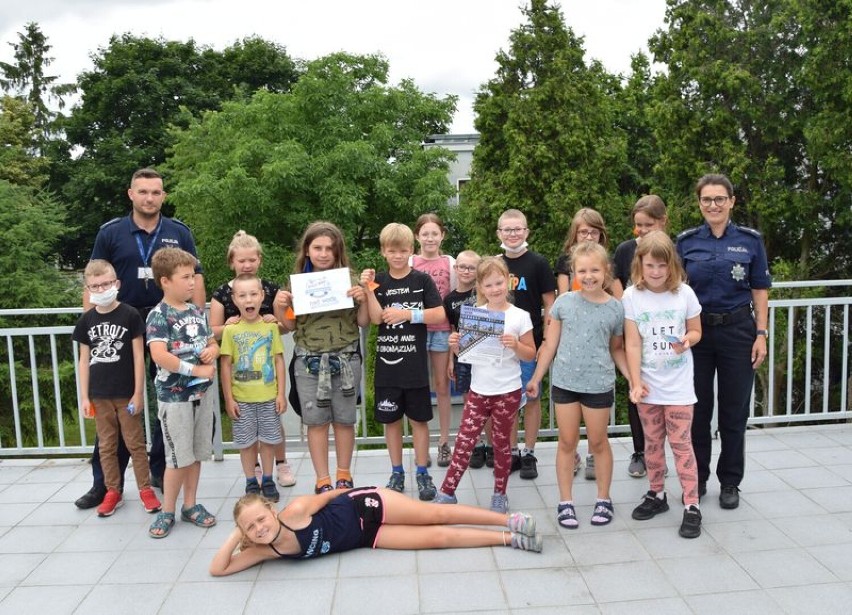 Policjantka zajmująca się profilaktyką społeczną wspólnie z dzielnicowym spotkali się z dziećmi z półkolonii w Publicznej Bibliotece im. Zaślubin Polski z Morzem w Pucku