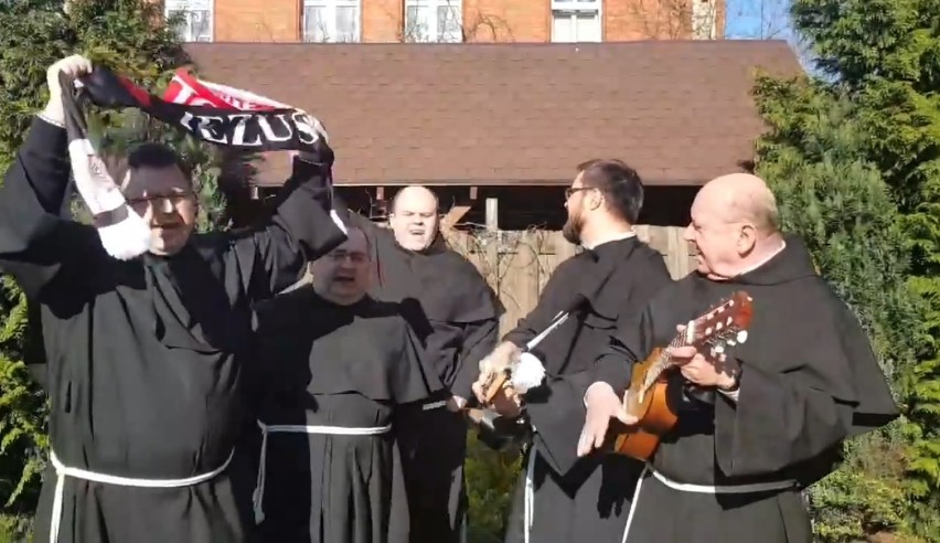 Szaliki i śpiew-franciszkanie radowali się zmartwychwstaniem Chrystusa [ZDJĘCIA, WIDEO]