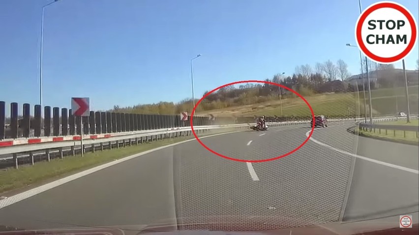 Było blisko tragedii! Groźny wypadek motocyklistów w Bielsku-Białej. To WIDEO powinno być przestrogą dla wszystkich kierowców