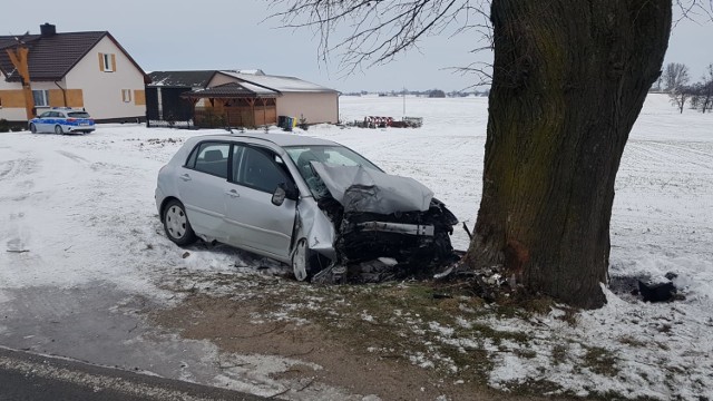 W Białobłotach samochód uderzył w drzewo. Kierowca trafił do szpitala