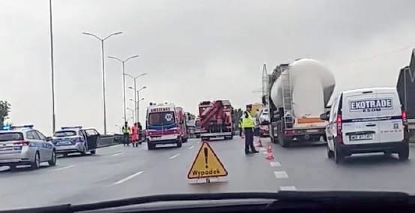 Wypadek na DTŚ w Świętochłowicach: Zderzył się samochód osobowy z ciężarówką