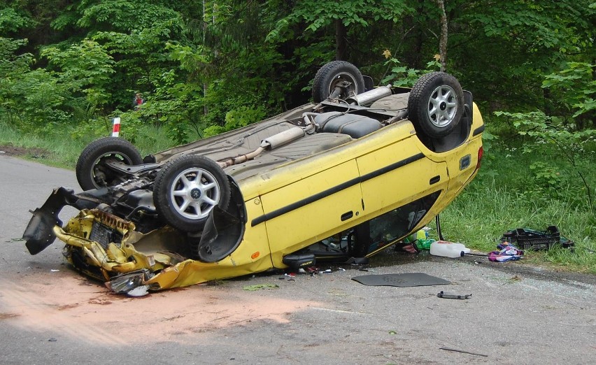 Wypadek w Piaśnicy. Zderzyły się trzy auta, cztery osoby zostały ranne [ZDJĘCIA]