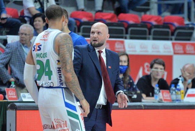 Trener Anwilu Marcin Woźniak i 
McKenzie Moore