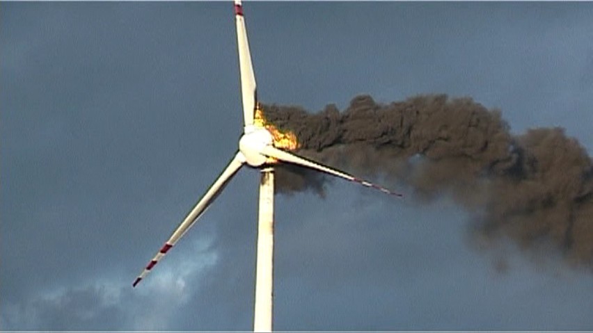 Pożar wiatraka w Chojnach. Pali się jedna z turbin