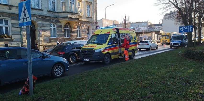Wypadek na pasach na ulicy Kołłątaja w Słupsku. Auto potrąciło kobietę