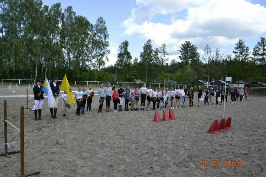 Mistrzostwa Kaszub w Hobby Horse.  Uczestnicy rywalizowali w zawodach na własnoręcznie wykonanych kukiełkach z głową konia