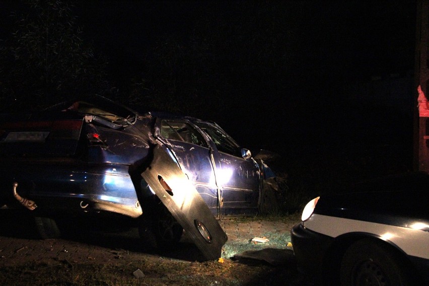 Wypadek w Antoniówce. Kierowca potrącił dwie 15-latni i uciekł. Rozbił się na łuku w Kunicach