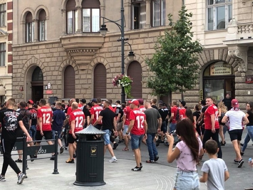 Kibice Widzewa z ul. Piotrkowskiej wyruszyli na 65. derby Łodzi! Zobaczcie zdjęcia