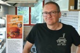 Burger Czesława Miłosza w Domu Strawy w Kielcach! Bo noblista miał smaka na... soczysta kanapkę. Zobacz film i zdjęcia