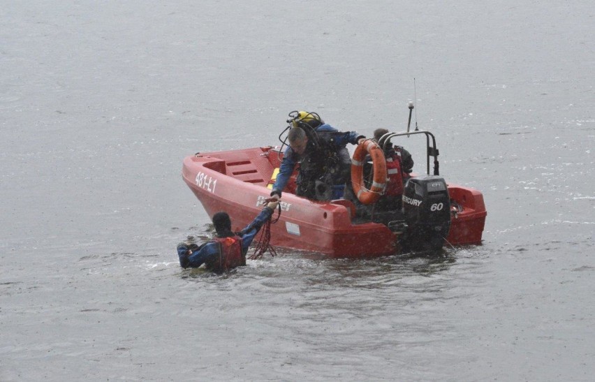 Strażacy wyłowili z wody trzy osoby po wywrotce katamaranu na Jeziorze Wonieść