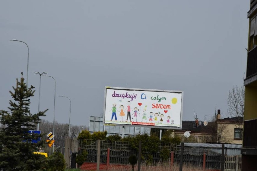 Nowe billboardy w Pleszewie. Zamiast płodów rysunek dziecka i hasło "dziękuję Ci całym sercem"