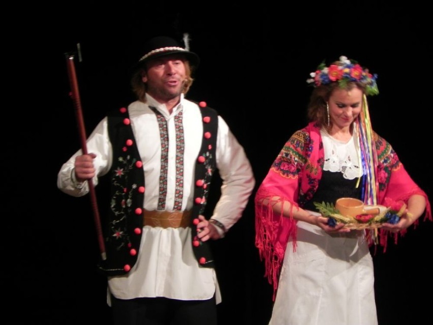 Michał Milowicz i Julita Kożuszek w scenie przedstawienia.