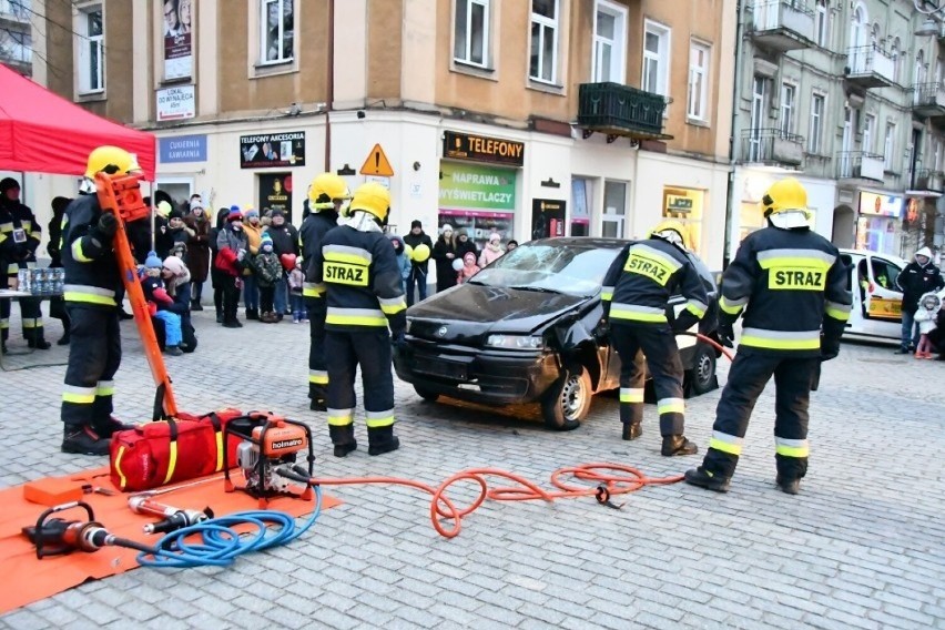 Pokaz rozcinania auta przez strażaków z Ochotniczej Straży...