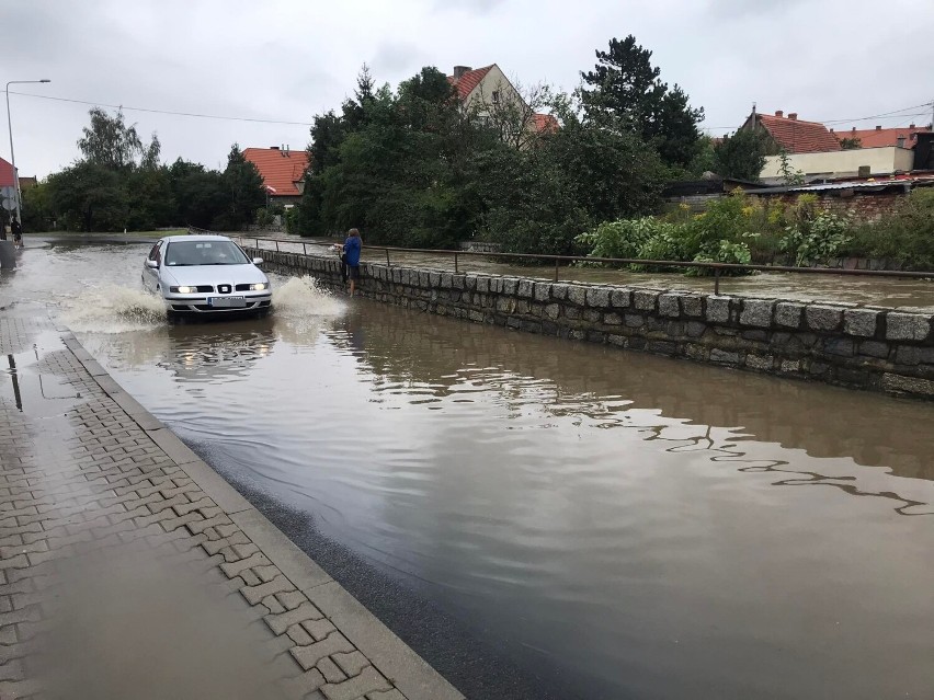 Zalanych jest wiele ulic w Dzierżoniowie, podtopione budynki...