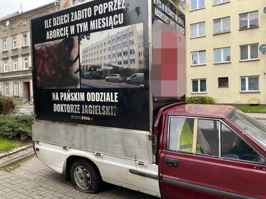 Ktoś ponownie zamazał banery na pojeździe antyaborcyjnym w Oleśnicy