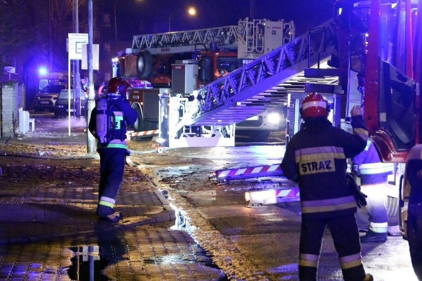 Wielki pożar kamienicy we Wrocławiu. Ogień pojawił się w nocy (ZOBACZ ZDJĘCIA)