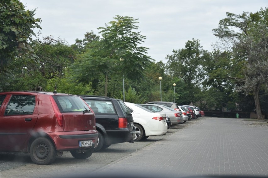 Parking przy urzędzie miejskim w Wągrowcu