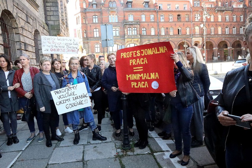 Protest pracowników MOPS na sesji Rady Miejskiej w Legnicy....