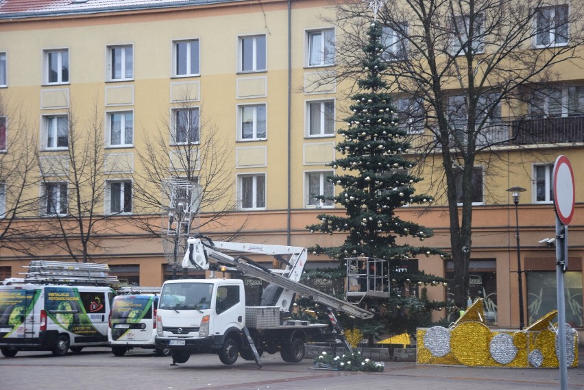 Montaż ozdób świątecznych na placu Baczyńskiego w Tychach