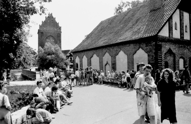 Brama Młyńska i młyn zamkowy podczas sezonu letniego w latach 80. minionego wieku