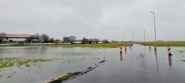 Podtopienia gruntów wzdłuż ulicy Szybowników  w Lesznie